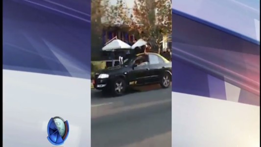 Chile: turista argentino se subió al techo del taxi para detener al conductor que le había robado