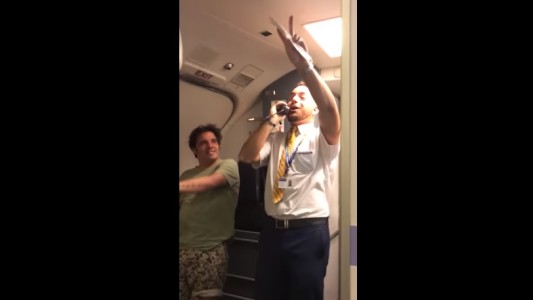 #EsViral "Dos euritos" la versión más desopilante de "Despacito" a manos de un azafato español