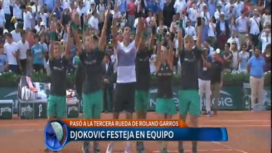 Roland Garros: Djokovic pasó a tercera ronda y festejó en equipo