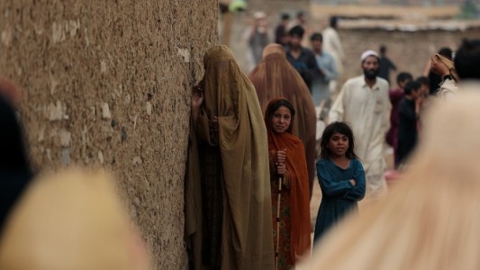 Condenan a morir lapidada por adulterio a una joven que fue violada a punta de pistola en Pakistán