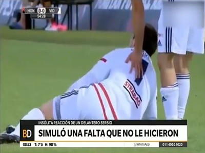 Simuló una falta que no le hicieron y terminó haciendo el ridículo