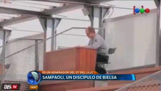 La última de Bielsa: un escritorio en la tribuna