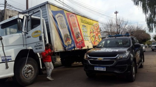 Un camionero se descompensó mientras manejaba y chocó a 10 autos estacionados