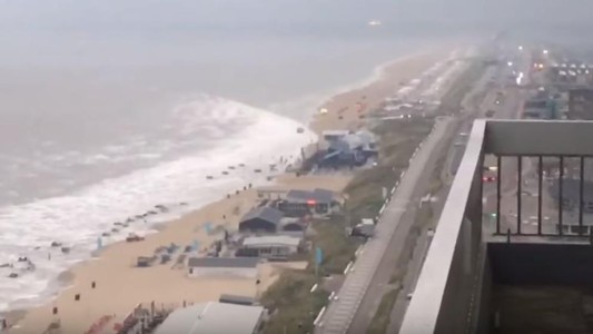 Un mini tsunami se tragó media playa en Holanda