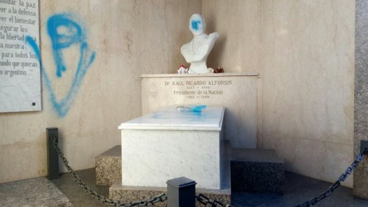 Vandalismo en el mausoleo de Raúl Alfonsín en Recoleta: pintaron consignas peronistas