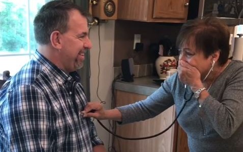 #EsViral Video: Una madre escucha el latido del corazón de su hijo muerto en el cuerpo del hombre que lo recibió