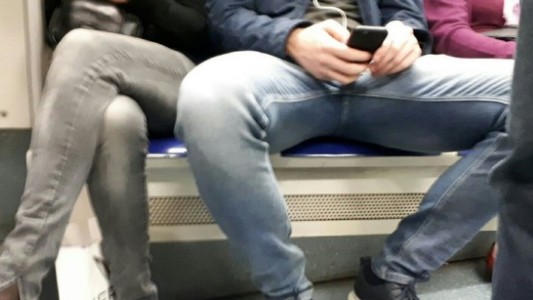 Madrid se suma a la campaña contra el '"despatarre" de los hombres en el subte