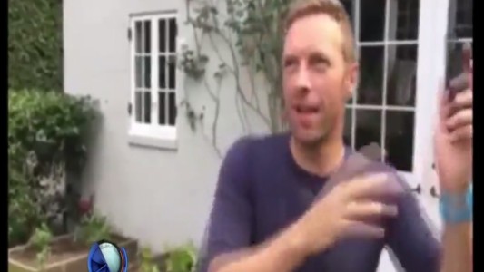 Chris Martin canta "Me enamoré"