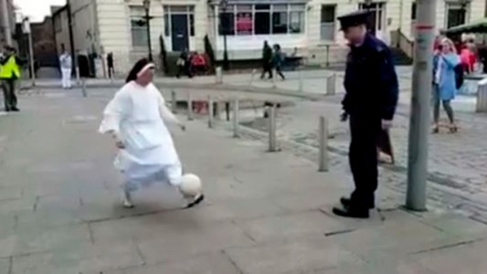 El video de una monja y un policía haciendo “jueguito” es viral en las redes sociales