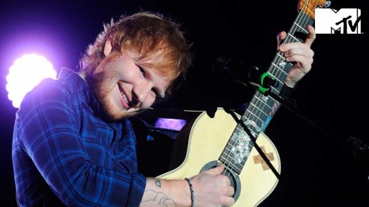 #EsViral Ed Sheeran se metió más de 50 caramelos en la boca