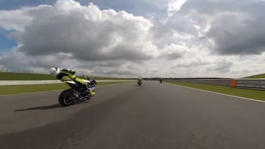 Brutal accidente de un piloto tras quedar inconsciente sobre la moto