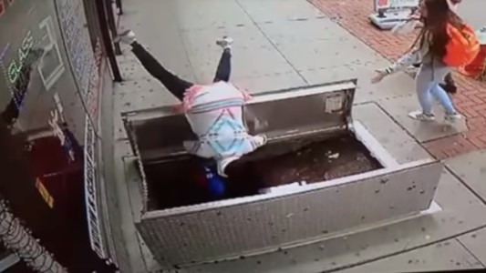 Video: se cayó a un sótano mientras caminaba por la vereda mirando el celular