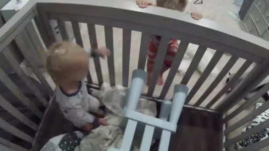 video tierno y aterrador: el nene que ayuda a su hermano a escapar de la cuna de noche