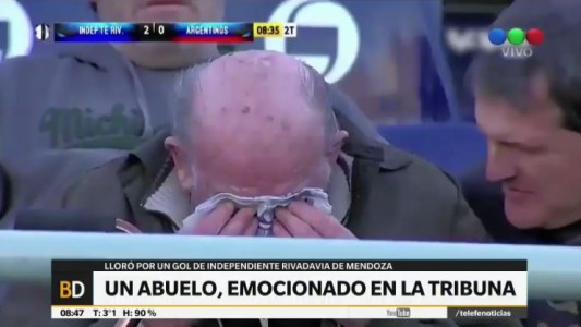 Un abuelo de Independiente Rivadavia, emocionado en la tribuna