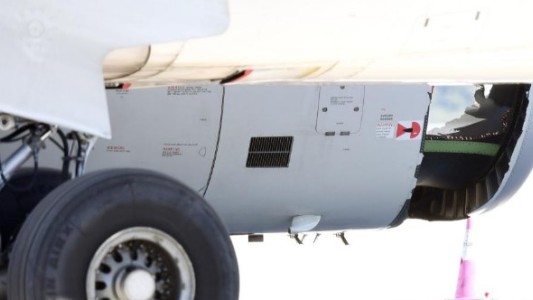 Pánico en el aire: un avión aterrizó de emergencia en Australia con un agujero en la turbina