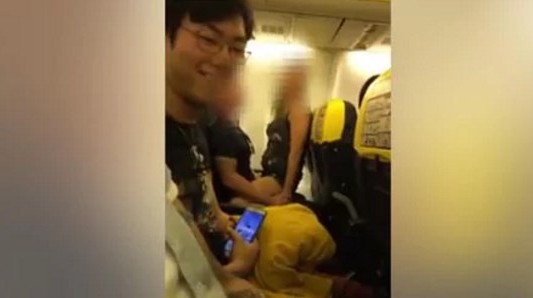 El hombre filmado teniendo sexo en un avión está en pareja con otra mujer y espera un hijo