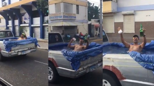 #VideoViral Para vencer al calor circuló por toda la ciudad en su camioneta convertida en piscina