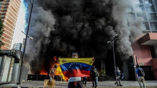 Encapuchados prenden fuego a sede del Tribunal Supremo de Justicia en Caracas