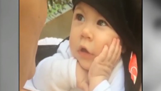 Video: hipnotizada con el canto de su madre