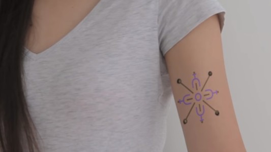 Diabetes: Crean tinta para tatuar que cambia de color cuando los niveles de azúcar varían