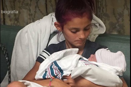 Fotos emocionantes: la nena de 12 años que ayudó en el parto de su hermano