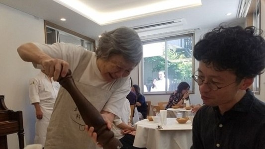 Japón: abrieron un restaurante atendido por personas que sufren alzheimer