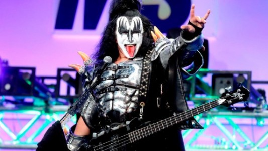 Gene Simmons, de Kiss, quiere patentar el gesto rockero de los cuernitos