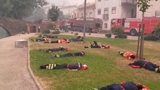 La foto viral de los bomberos que luchan contra el devastador incendio en Portugal