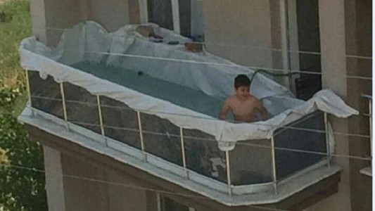 Para combatir el calor improvisó una pileta en el balcón y casi rompe internet