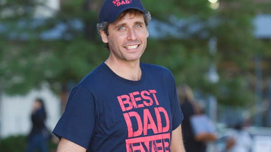 El hombre que hizo de su esperma un imperio y es buscado por mujeres que desean ser madre