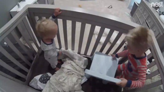 #EsViral Enseña al hermanito menor a salir de la cuna