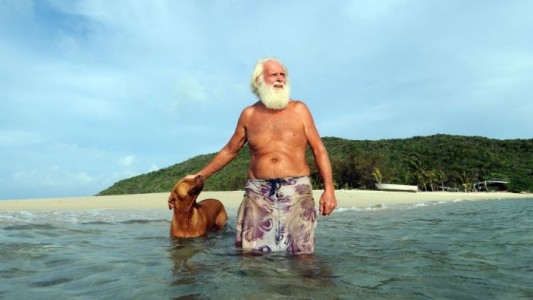 Un millonario perdió todo y hace más de 20 años vive en una isla solo con su perro