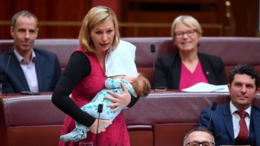 La senadora austaliana que da un discurso en el Parlamento mientras amamanta a su bebé