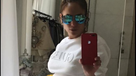 ¿Se pasó con el Photoshop? Mirá la selfie de Jennifer Lopez que la dejó en evidencia