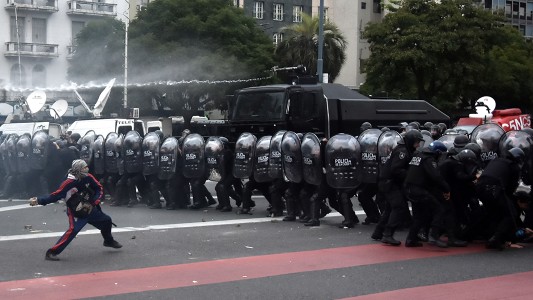Gases lacrimógenos, piedrazos y detenidos: así fue el desalojo de la 9 de Julio