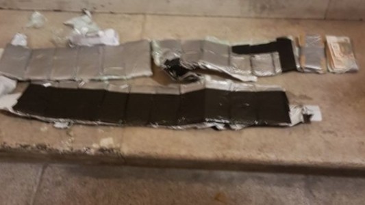 Pensaron que llevaba un cinturón lleno de explosivos pero lo que le encontraron los dejó sin habla