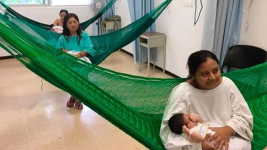 Cambiaron camas por hamacas en un hospital de México