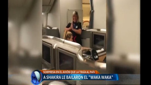 #LaBodaDeMessi A Shakira le bailaron el "Waka Waka" en el avión