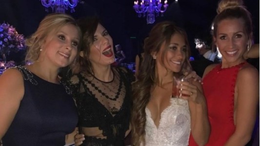El otro vestido de Antonela Roccuzzo: escote y ajustado al cuerpo