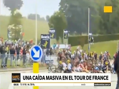 Caída masiva de ciclistas en la segunda etapa del Tour de France