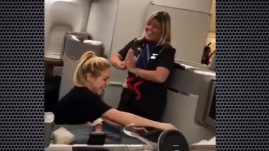 Apareció el video completo: Shakira se re contra copó con el waka waka en el avión