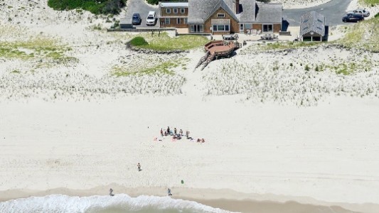 EE.UU.: un gobernador cerró una playa al público y lo fotografiaron cuando tomaba sol con su familia