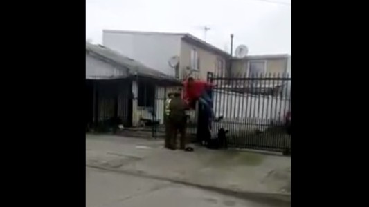 De no creer: un ladrón intentó robar en una casa y quedó atrapado en la reja