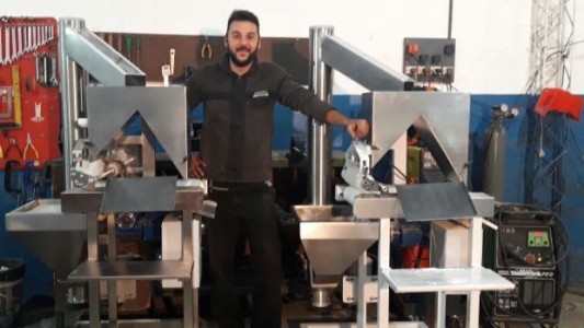 El cordobés que creó una máquina que hace 100 kilos de milanesas en una hora