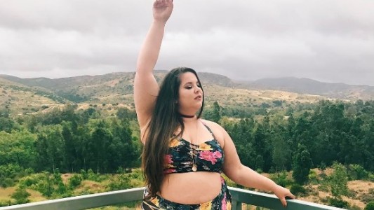 Una modelo XL fue humillada por un pasajero durante un vuelo y su respuesta se viralizó en las redes