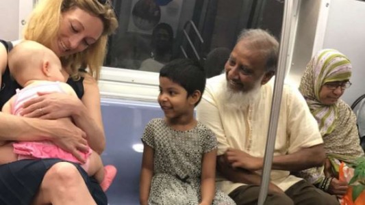 "Esto es lo que hace a América grande", la foto antirracista que se volvió viral y conmueve a Estados Unidos