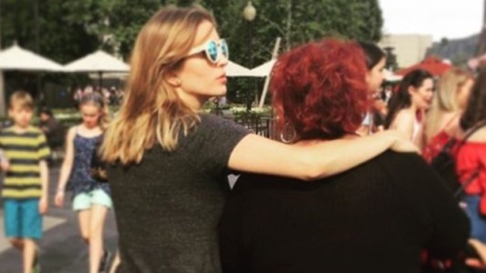 Con este look se la vió a la madre de Luisana Lopilato en el estreno de la obra que protagoniza Darío