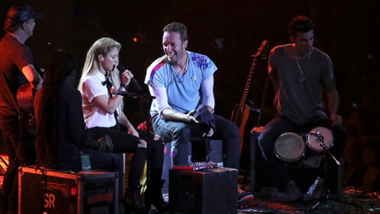 El desopilante español de Chris Martin al cantar con Shakira