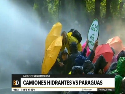Camiones hidrantes contra paraguas en Hamburgo