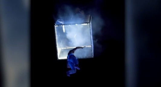 Video: la caída fatal de un acróbata durante un festival